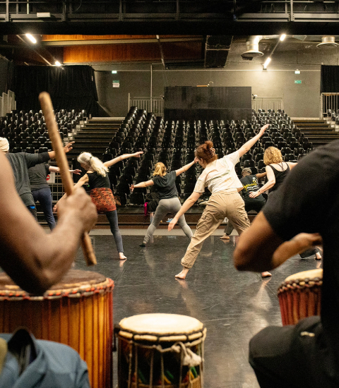 DANSE AFRICAINE TRADITIONNELLE AVEC PERCUSSIONS
