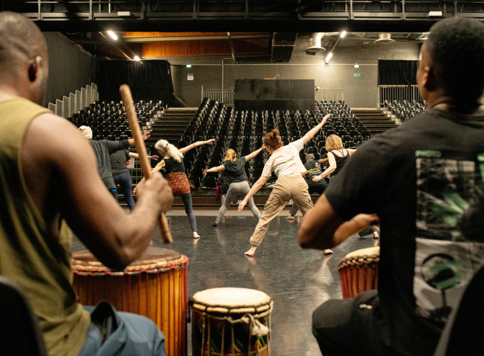 DANSE AFRICAINE TRADITIONNELLE AVEC PERCUSSIONS