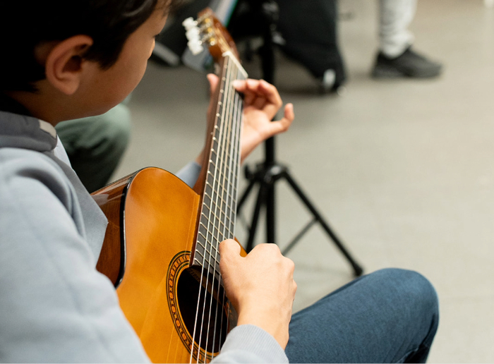 GUITARE ACOUSTIQUE & ÉLECTRIQUE